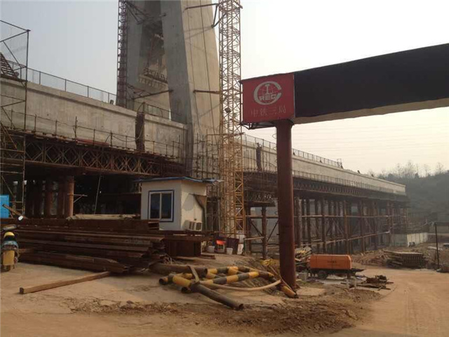 中铁三局沪昆客专项目部现浇梁支架平台
